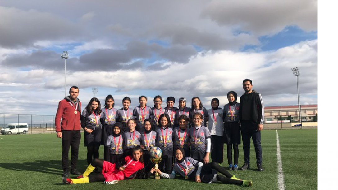 Taşoluk Fatih Ortaokulu Yıldız Kız Futbol İl Birincisi