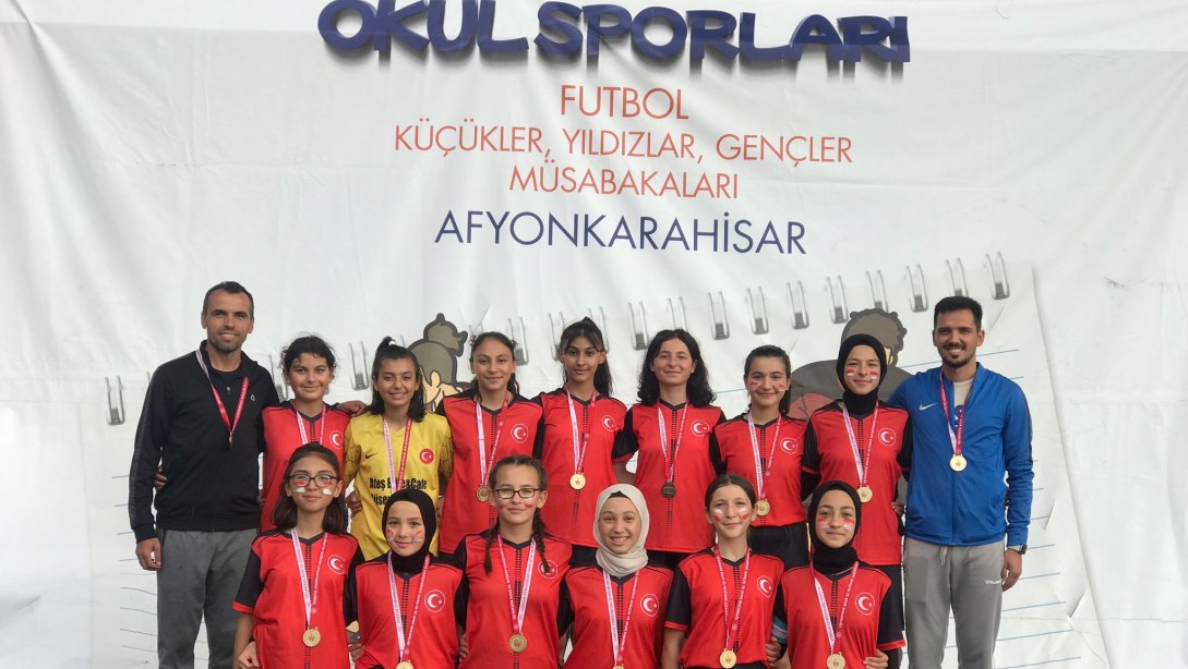 Taşoluk Fatih Ortaokulu Yıldız Kız Futbol Takımı İl Birincisi