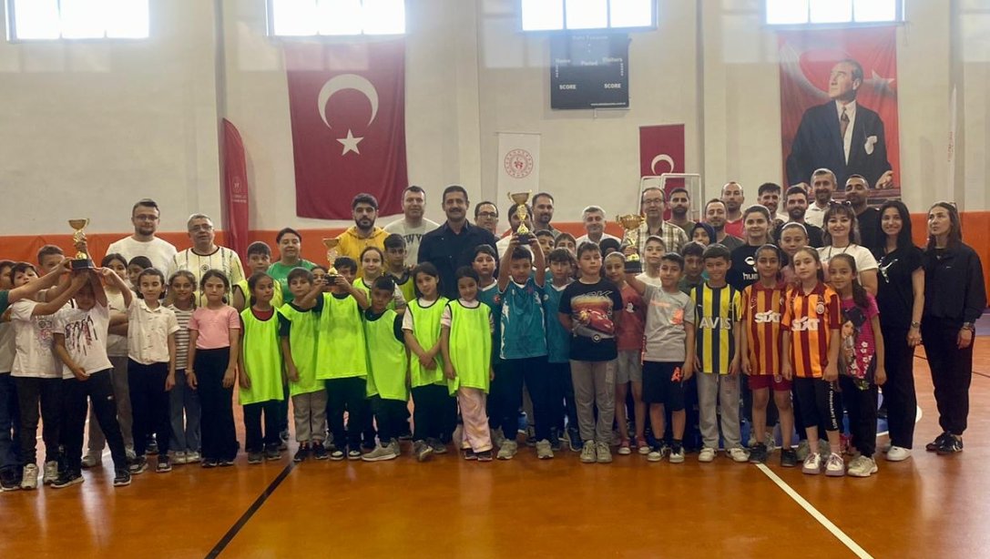 Sinanpaşa'da Geleneksel Çocuk Oyunları Turnuvası Başladı. Turnuvanın ilk gününde ilkokul düzeyinde 